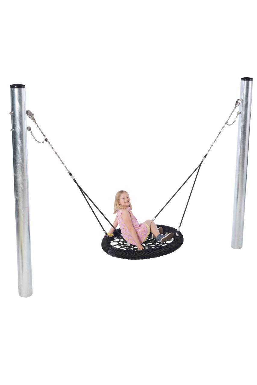 Vogelnestschaukel EIn Kind schaukelt auf einer Vogelnestschaukel