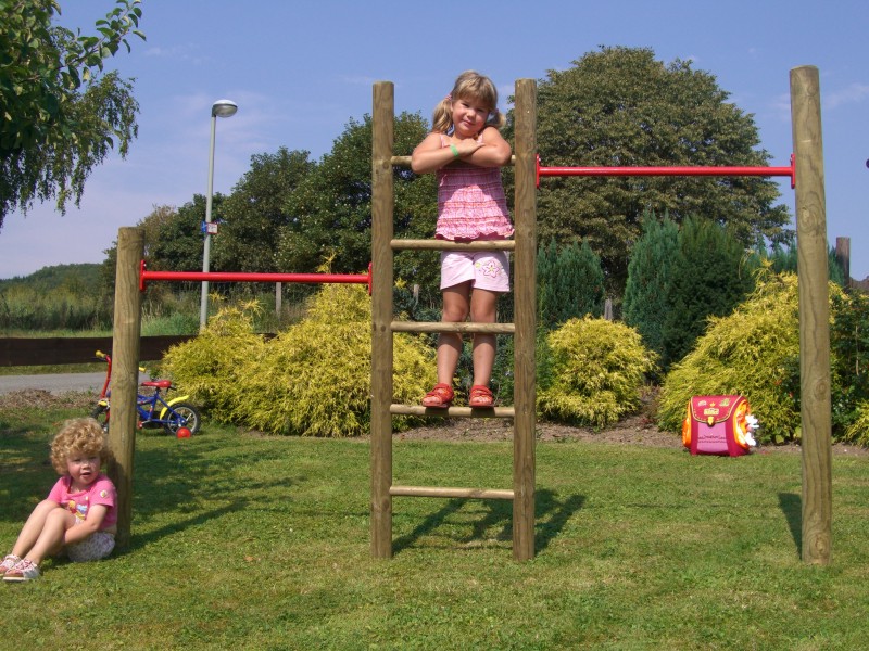 Kletterreck Zwei Kinder spielen auf einem Kletterreck
