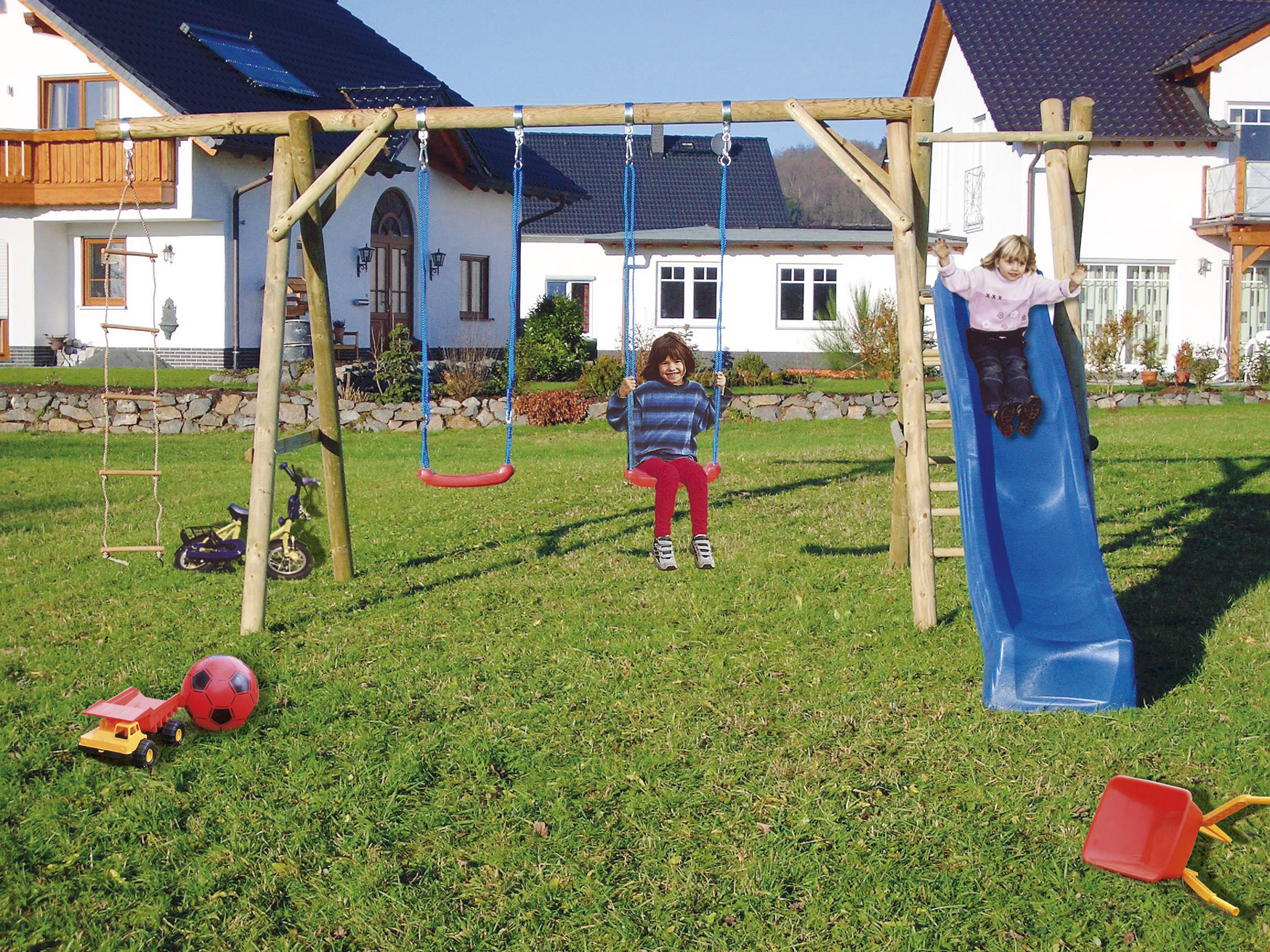 Spielanlage Ein Kind schaukelt auf einer Spielanlage