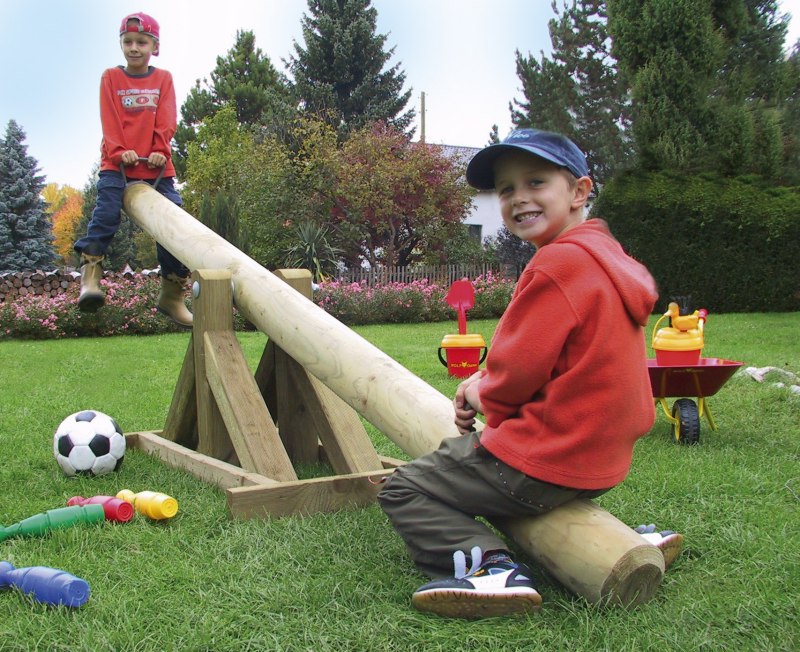 Wippe mit Aufstellbock Zwei Kinder sitzen auf einer mobilen Wippe