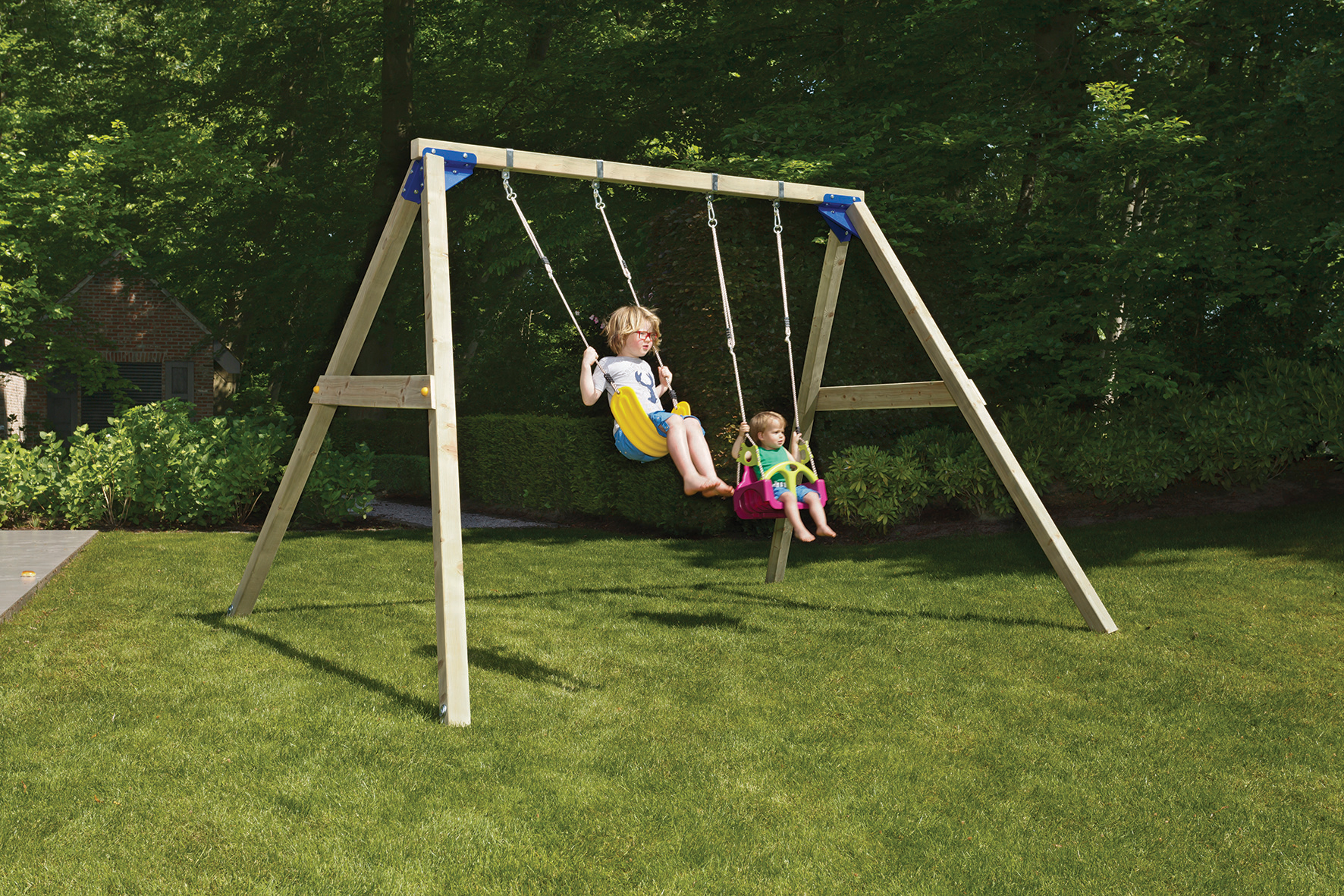 Doppelkantholzschaukel zwei Kinder schaukeln auf einer Kantholzschaukel