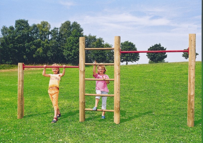 Kletterreck kommunal Zwei Kinder an einer Kletterstange