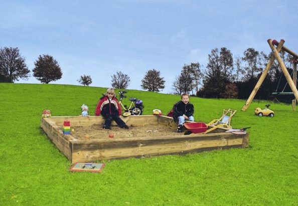 Sandkasten kommunal Kinder spielen im Sandkasten
